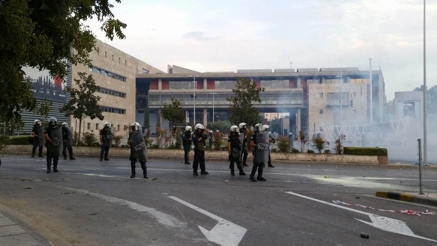 Αποπνικτική η ατμόσφαιρα μέσα στη ΔΕΘ από τα χημικά